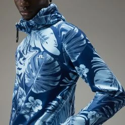 Jlindeberg J.Lindeberg Aerial 1/4 Zip Golf Hoodie 12 Jlindeberg J.Lindeberg Aerial 1/4 Zip Golf Hoodie -Golf Shoes Sales Store J.Lindeberg AW22 Aerial Print Quarter Hood GMJS07798 0470 SWLIN086 Hibiscus BlueWhite Model 2