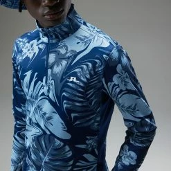 Jlindeberg J.Lindeberg Emanuel Print 1/4 Zip Golf Sweater -Golf Shoes Sales Store J.Lindeberg AW22 Emanuel Print Mid Layer GMJS07417 0470 SWLIN088 Hibiscus BlueNavy PeonyWhite Model 2